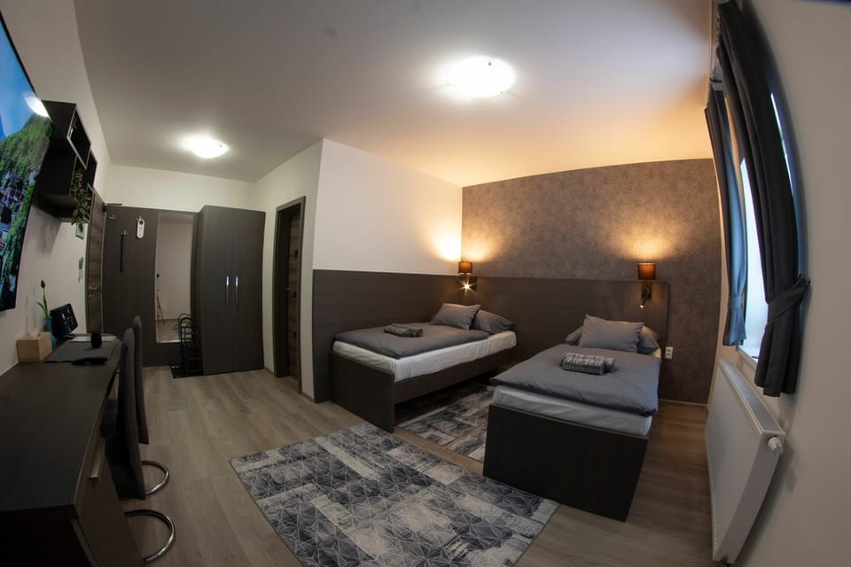 Select Comfort beds, minibar, in-room safe, WiFi (free)