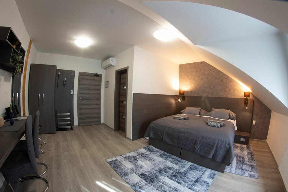 Business Room | Select Comfort beds, minibar, in-room safe, WiFi (free)