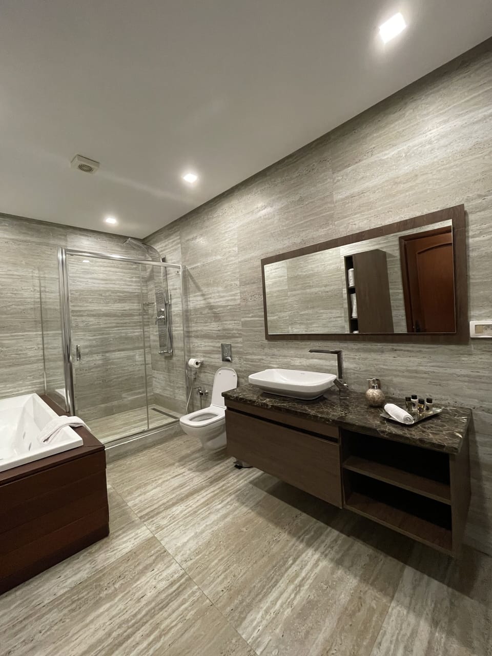 Luxury Double Room | Bathroom | Shower, hydromassage showerhead, hair dryer, towels