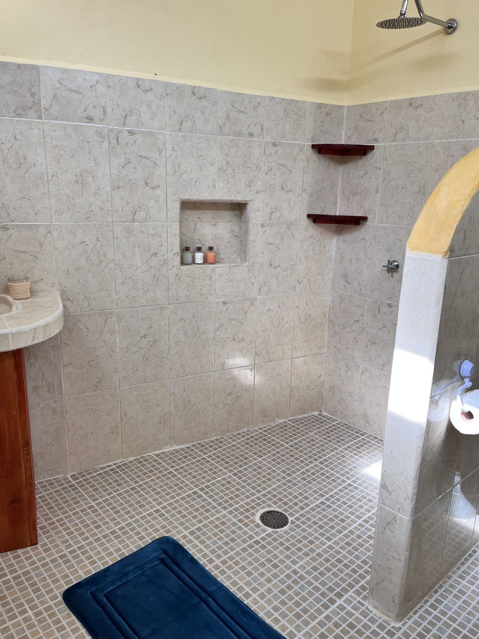 Deluxe Double Room | Bathroom | Shower, rainfall showerhead, hair dryer, towels