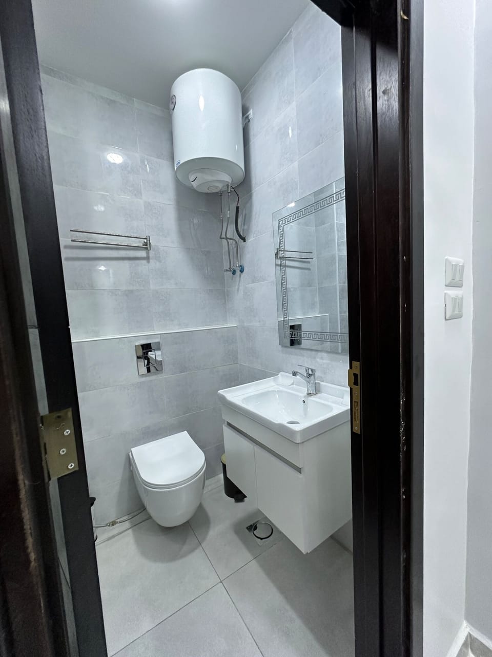 Shower, rainfall showerhead, free toiletries, hair dryer