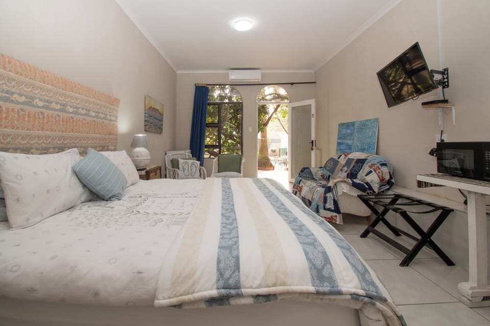 Classic Double Room, 1 King Bed, Non Smoking, Pool View | Hypo-allergenic bedding, minibar, individually decorated