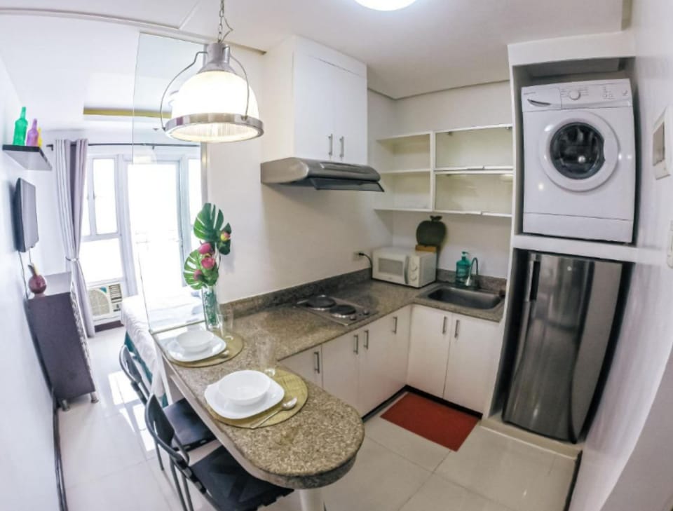 Executive Studio Suite | Private kitchen | Electric kettle