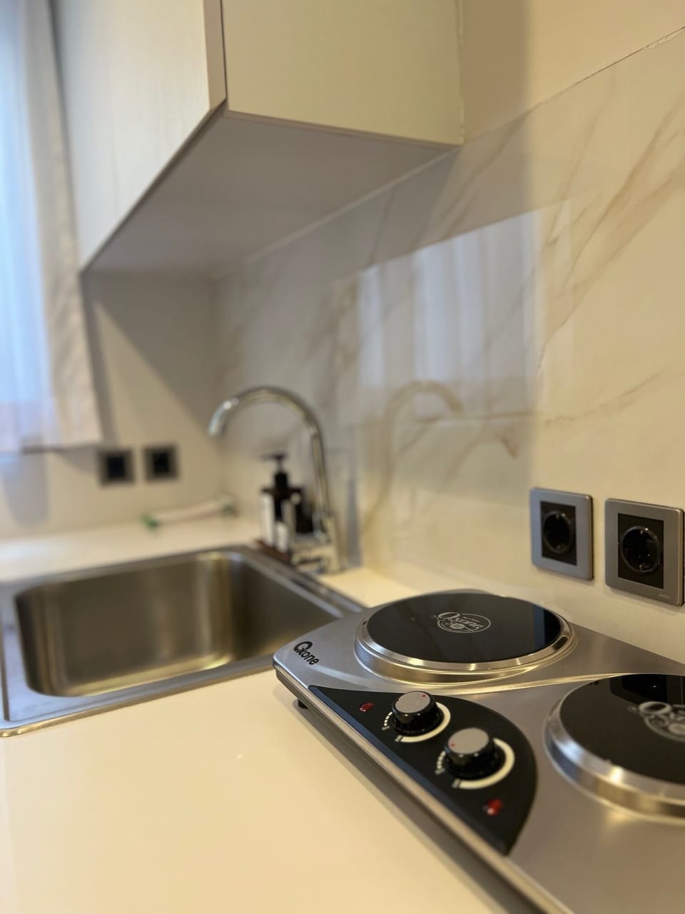 Deluxe Double Room, Kitchen | Private kitchen | Fridge, electric kettle, cookware/dishes/utensils