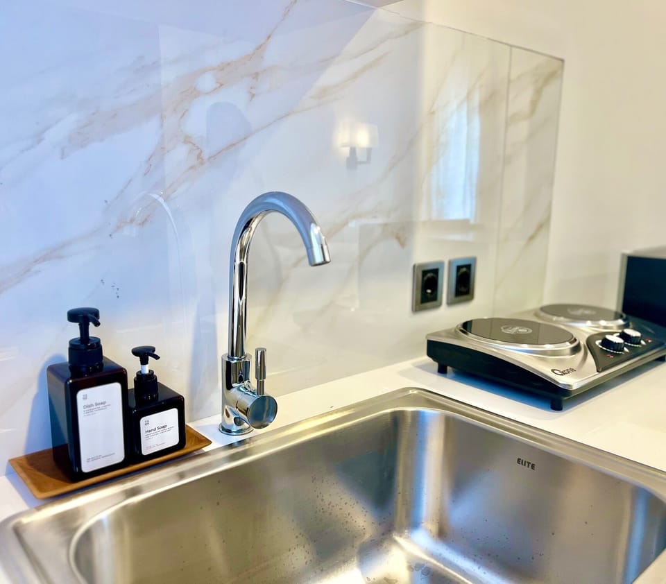 Deluxe Double Room, Kitchen | Private kitchen | Fridge, electric kettle, cookware/dishes/utensils