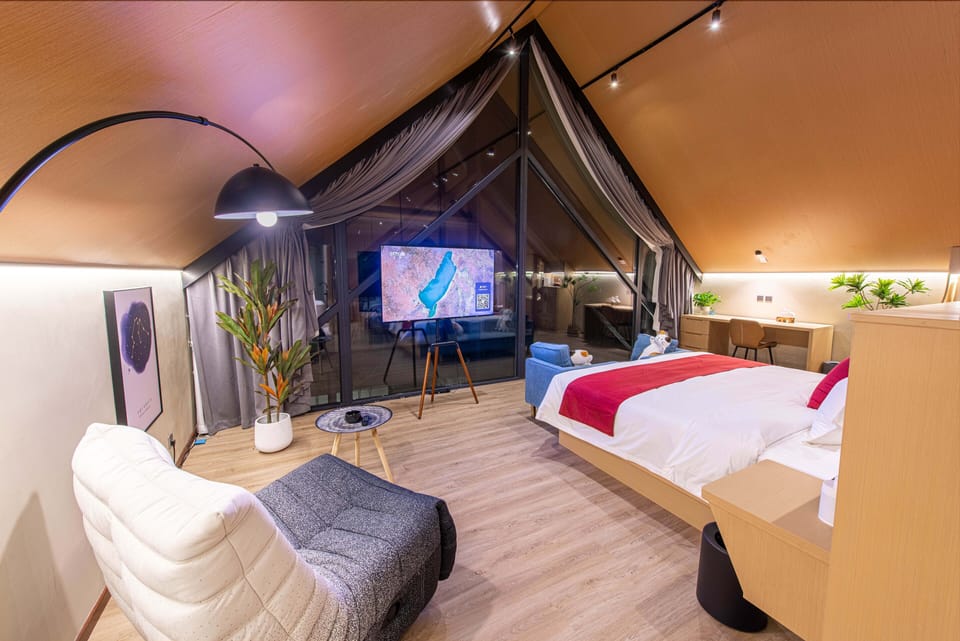 Honeymoon Room | Premium bedding, down comforters, soundproofing, WiFi (free)