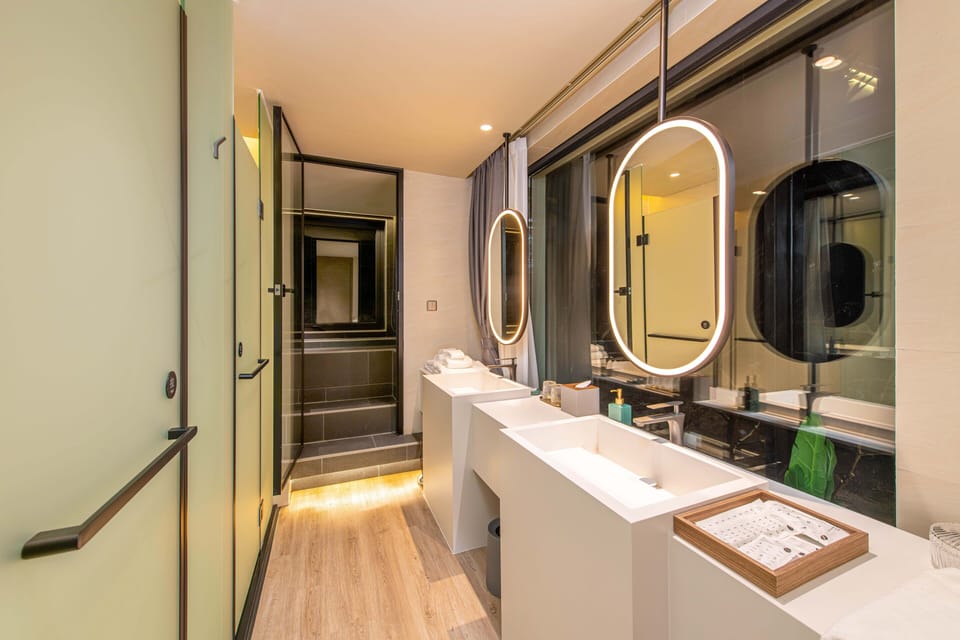 Family Room | Bathroom | Separate tub and shower, rainfall showerhead, free toiletries