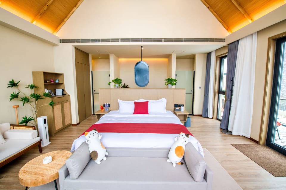 Romantic Room | Premium bedding, down comforters, soundproofing, WiFi (free)