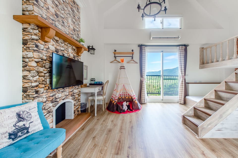 Family room for six with mountain view and balcony | Free WiFi, bed sheets