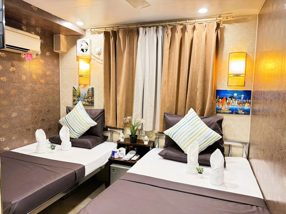 Standard Quadruple Room | In-room safe, iron/ironing board, free WiFi, bed sheets