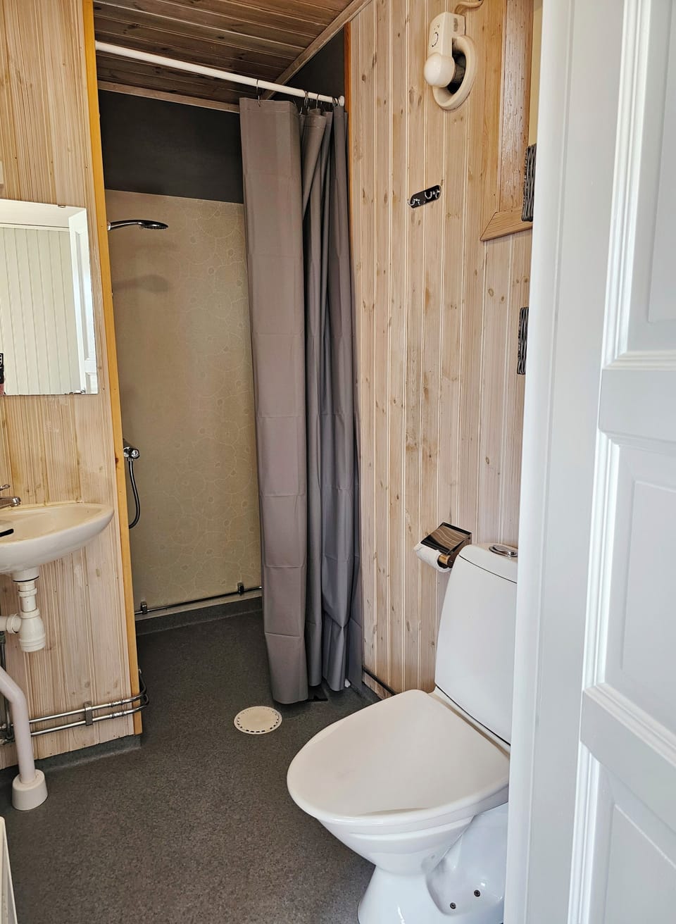 Basic Cabin | Bathroom