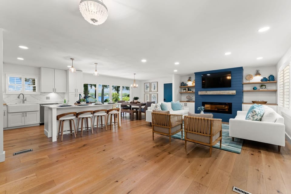 House, Multiple Beds (Lakefront Living w/Optional Boat Rent) | Living area