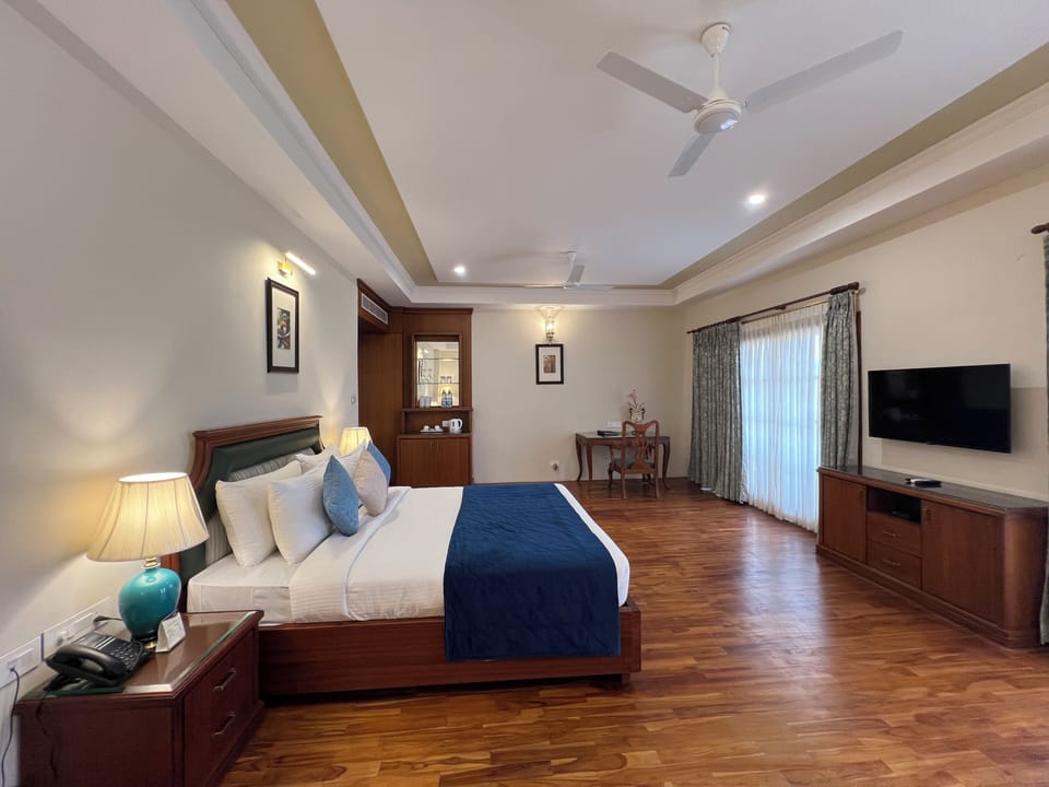 Luxury Suite | Memory foam beds, minibar, in-room safe, laptop workspace