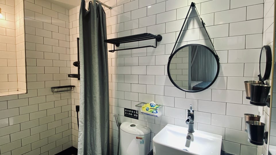 Quadruple Room with Mountain View | Bathroom | Shower, rainfall showerhead, free toiletries, hair dryer