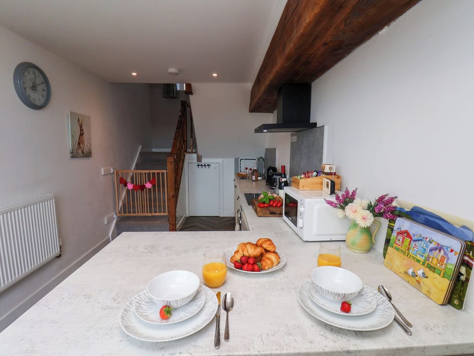 Cottage | Private kitchen | Fridge, dishwasher, electric kettle, toaster