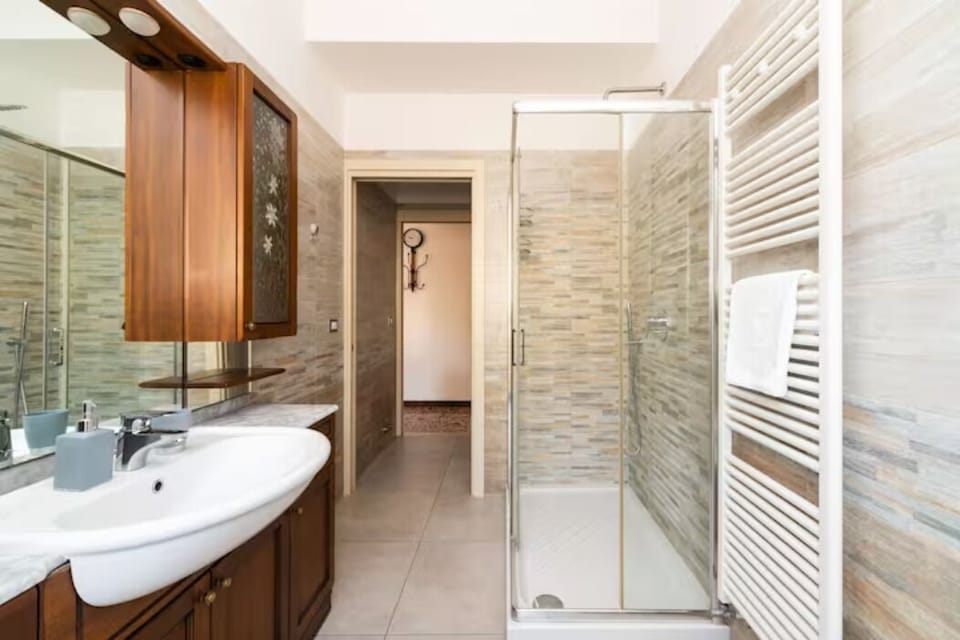 Standard Studio | Bathroom | Shower, rainfall showerhead, free toiletries, hair dryer