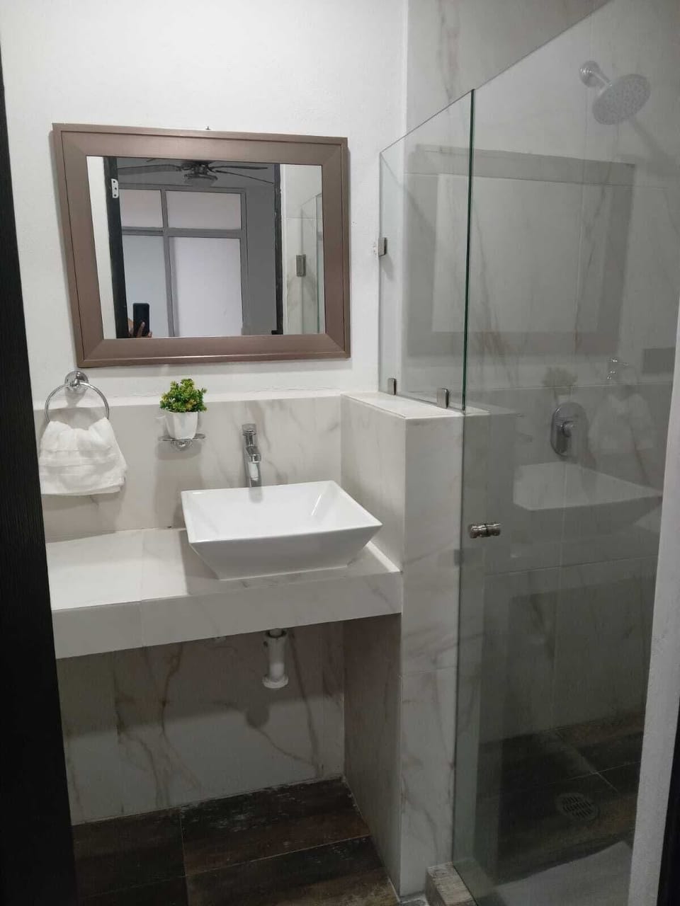Comfort Double Room | Bathroom | Free toiletries