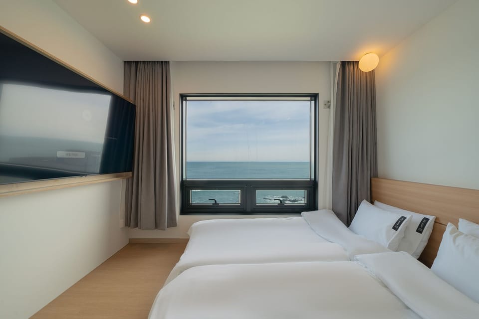 Deluxe Twin Room | Premium bedding, down comforters, memory foam beds, desk