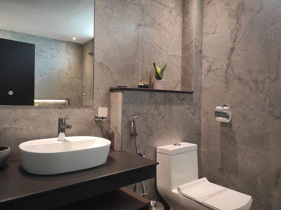 Suite | Bathroom | Shower, rainfall showerhead, free toiletries, towels