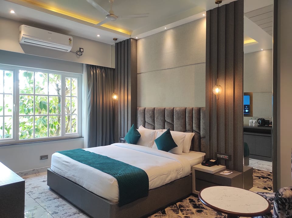 Deluxe Room | Desk, soundproofing, WiFi (free), bed sheets