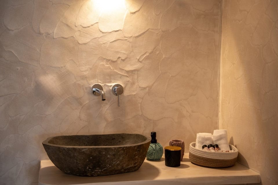 Deluxe Studio Suite, Jetted Tub, Courtyard View | Egyptian cotton sheets, premium bedding, in-room safe
