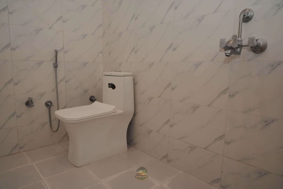 Deluxe Double Room | Bathroom | Slippers