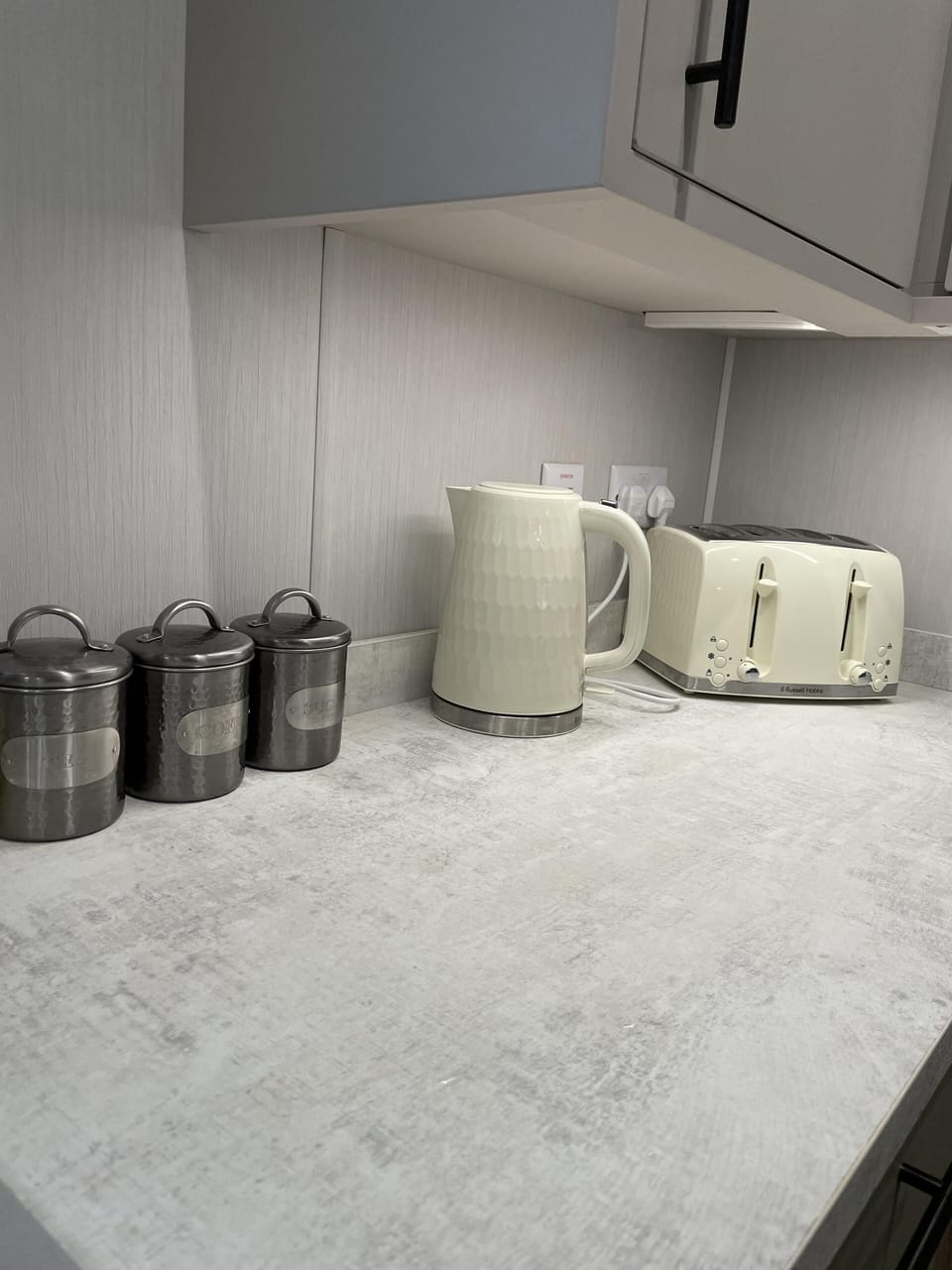 Cabin | Private kitchen | Fridge, microwave, oven, stovetop