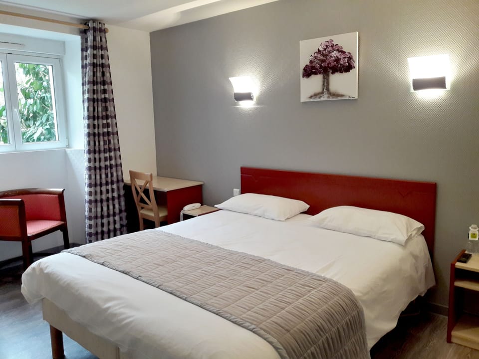 Standard Double Room | Desk, soundproofing, free cribs/infant beds, rollaway beds