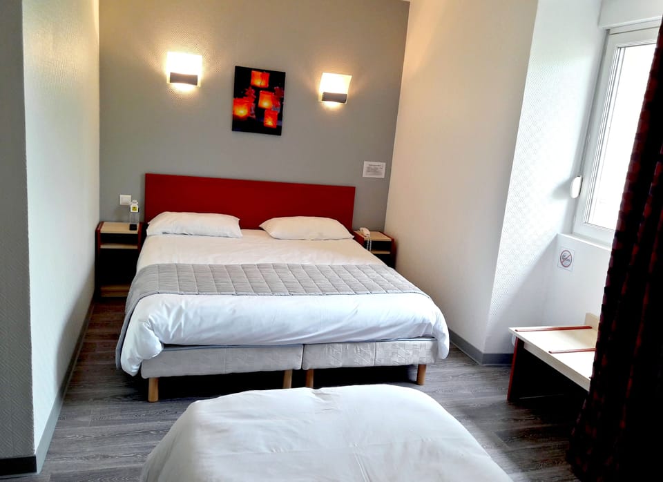 Standard Triple Room | Desk, soundproofing, free cribs/infant beds, rollaway beds