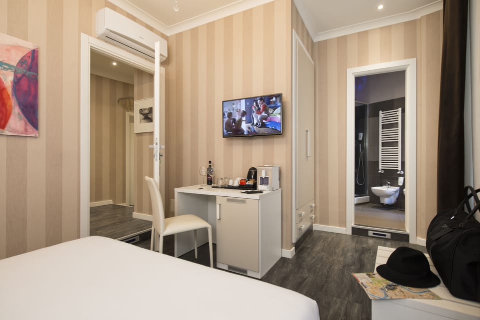 Standard Double Room | In-room safe, desk, WiFi (free), bed sheets