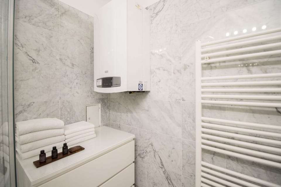 City Apartment | Bathroom | Shower, hair dryer, towels, soap