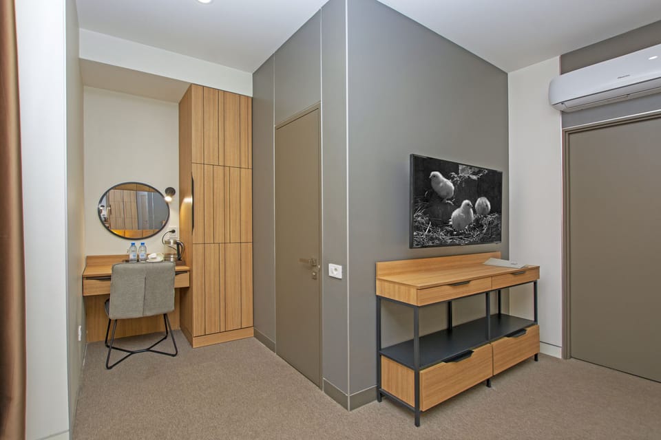 Superior Double Room | Bathroom | Shower, rainfall showerhead, free toiletries, hair dryer