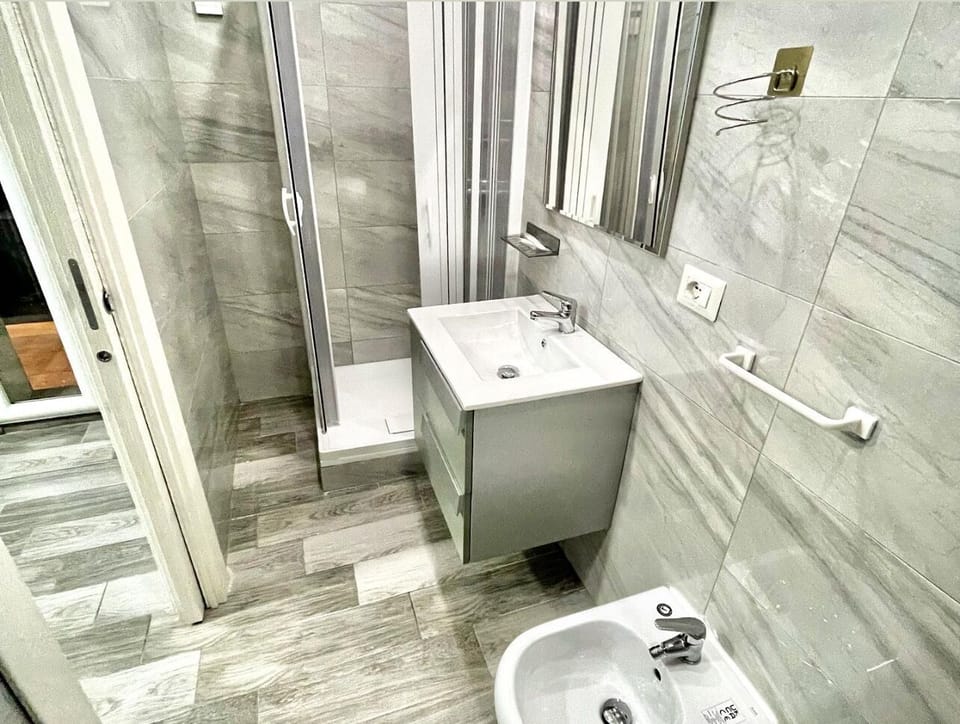 Camera Lilla | Bathroom | Free toiletries, hair dryer, bathrobes