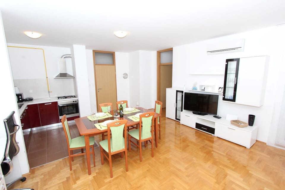 Apartment | Living area | 80-cm flat-screen TV with satellite channels