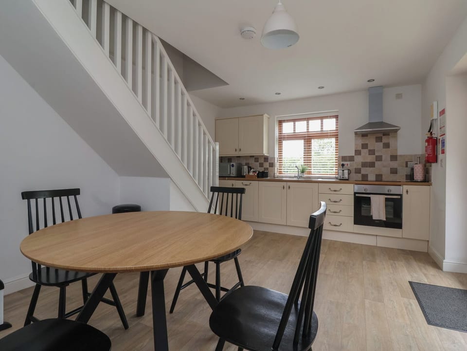 Cottage | Dining