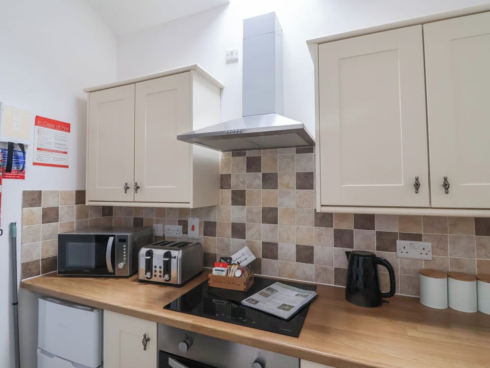 Cottage | Private kitchen | Fridge, electric kettle, toaster, cookware/dishes/utensils