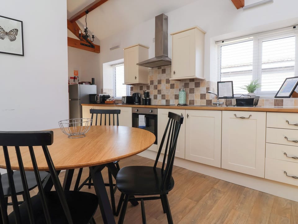Cottage | Private kitchen | Fridge, dishwasher, electric kettle, toaster