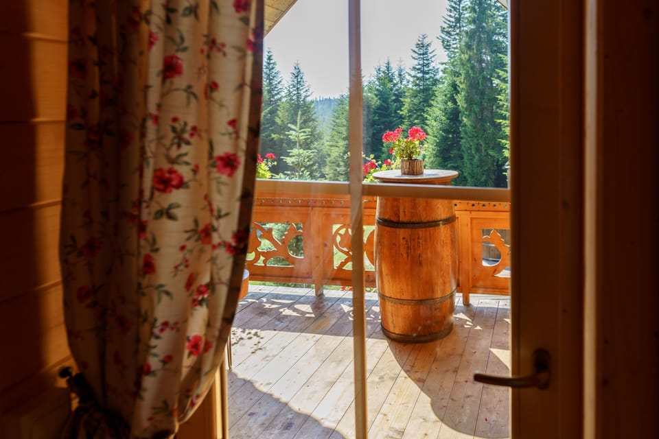 Romantic Cabin | Living area