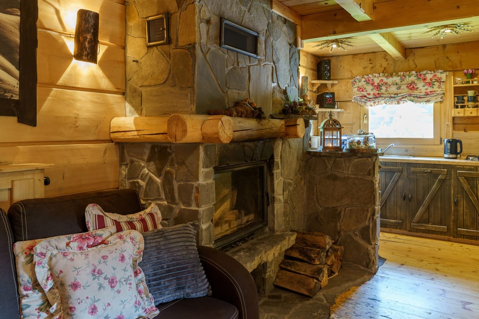 Romantic Cabin | 2 bedrooms, iron/ironing board, free WiFi
