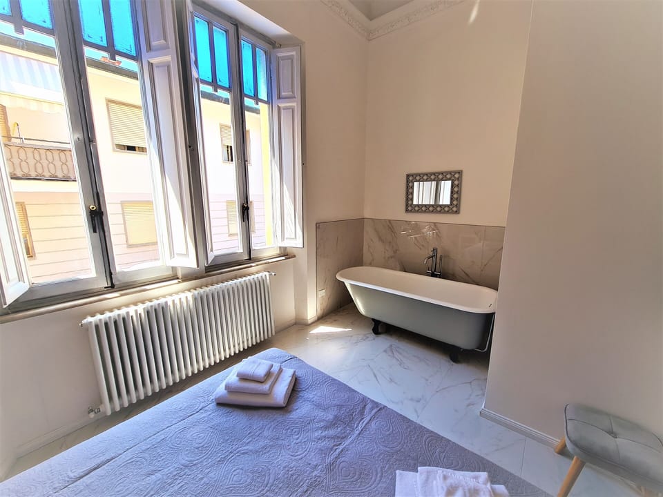 Luxury Suite, 1 Double Bed with Sofa bed, Non Smoking | Egyptian cotton sheets, premium bedding, desk, blackout drapes