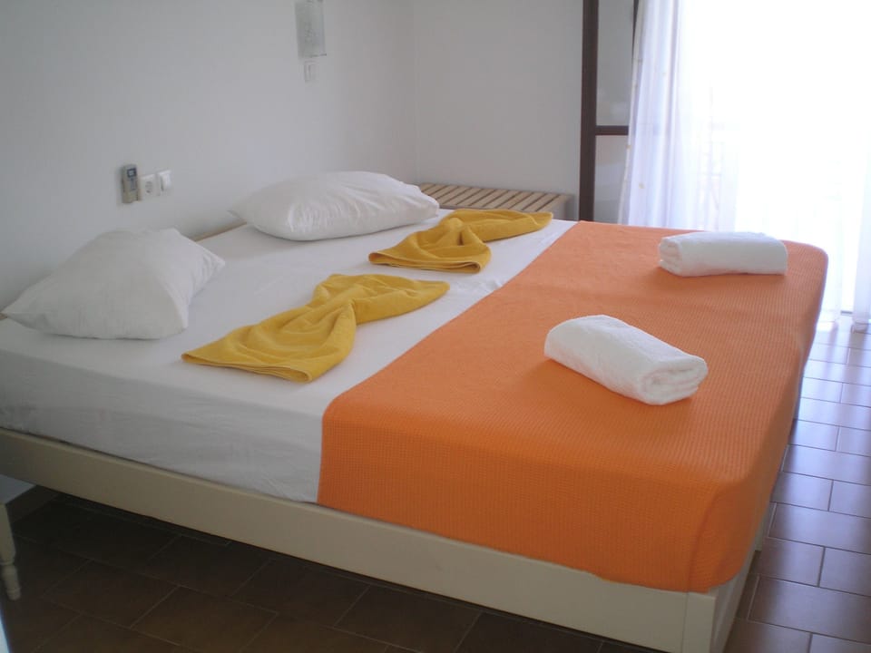 Deluxe Double or Twin Room, 1 Double or 2 Twin Beds | In-room safe, iron/ironing board (on request), WiFi (free), bed sheets