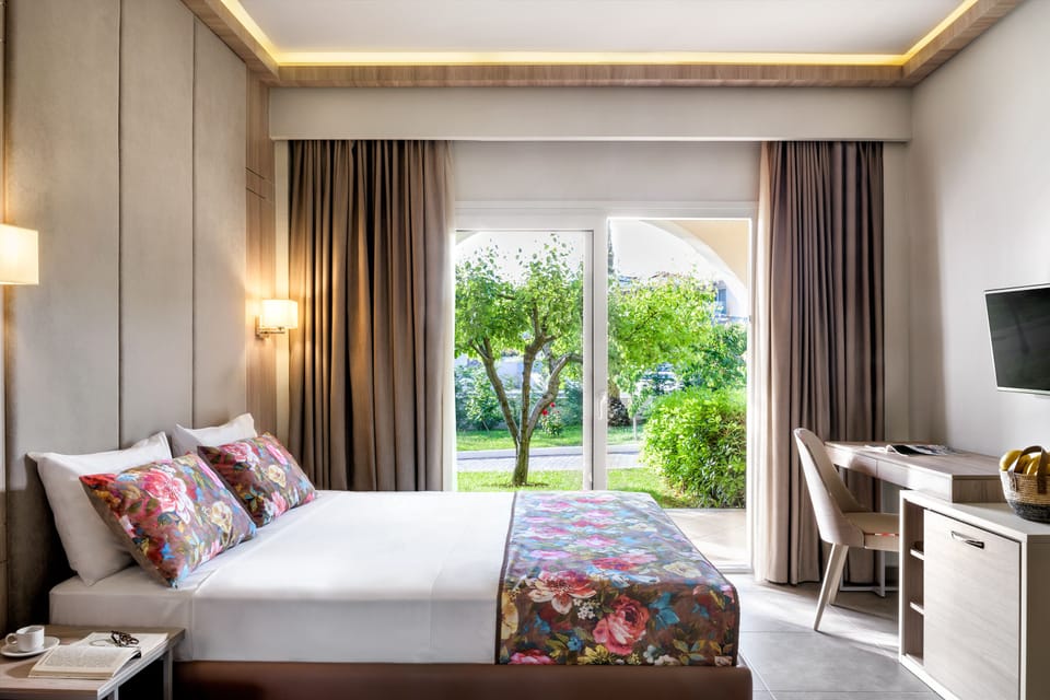 Deluxe Double Room | Minibar, in-room safe, soundproofing, free WiFi