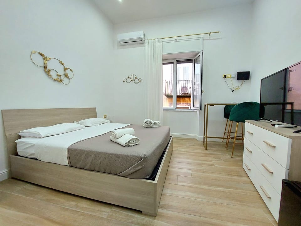 Romantic Room | Premium bedding, minibar, in-room safe, desk