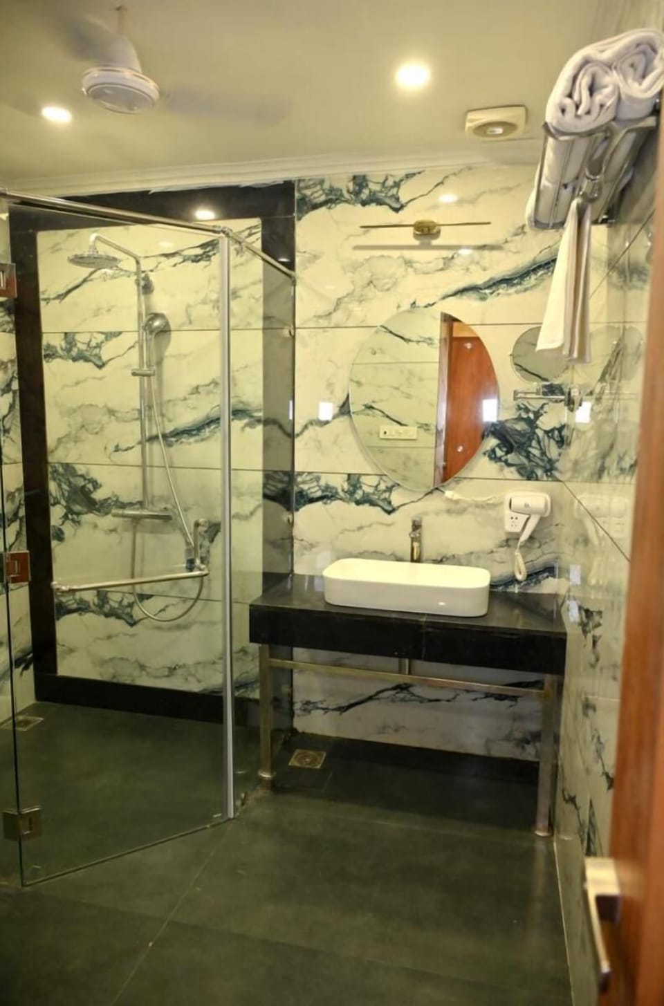 Deluxe Room | Bathroom | Rainfall showerhead, bathrobes, towels, soap