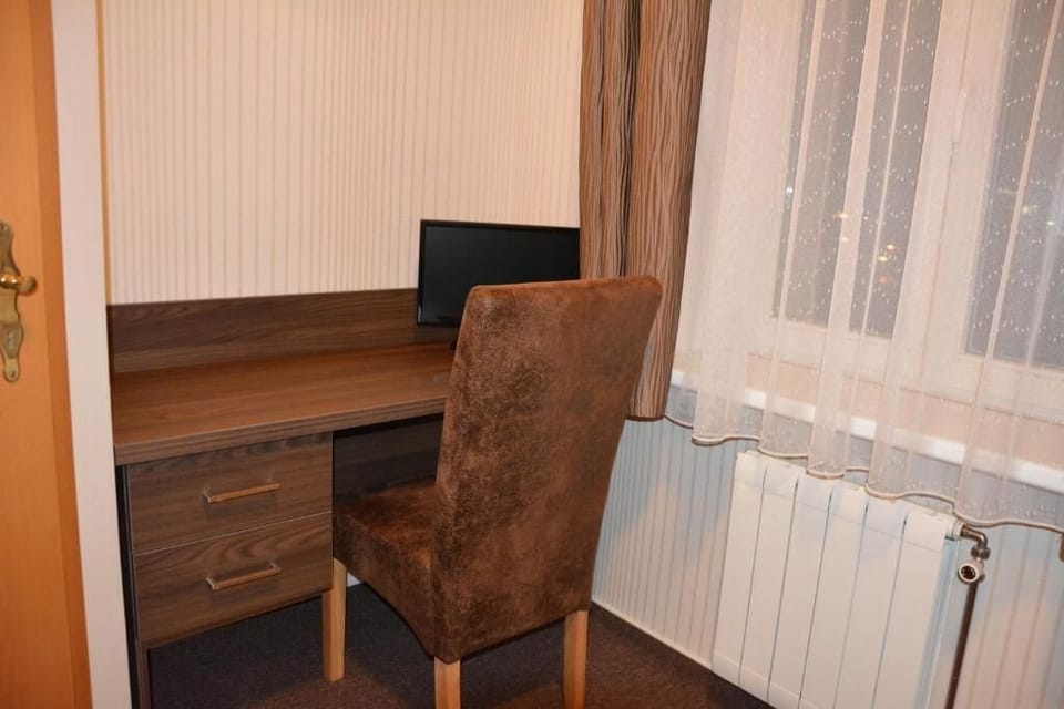 Basic Single Room | Desk, laptop workspace, WiFi (free), bed sheets