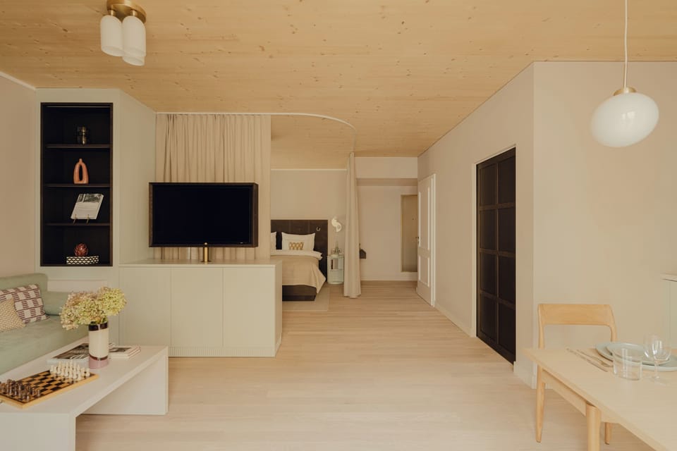 Premium bedding, in-room safe, desk, laptop workspace