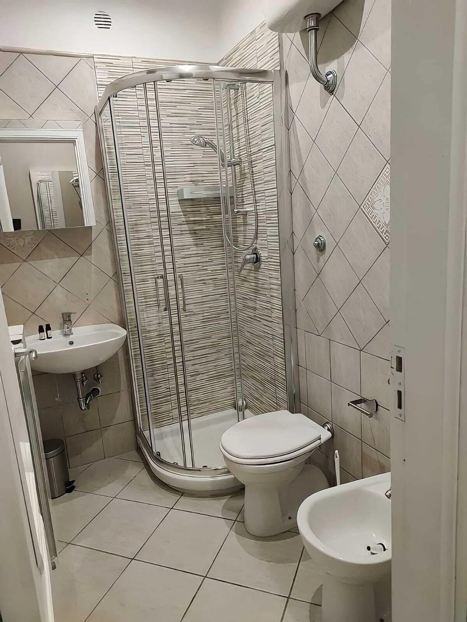 Classic Room, Non Smoking, Garden View | Bathroom | Shower, rainfall showerhead, hair dryer, bathrobes