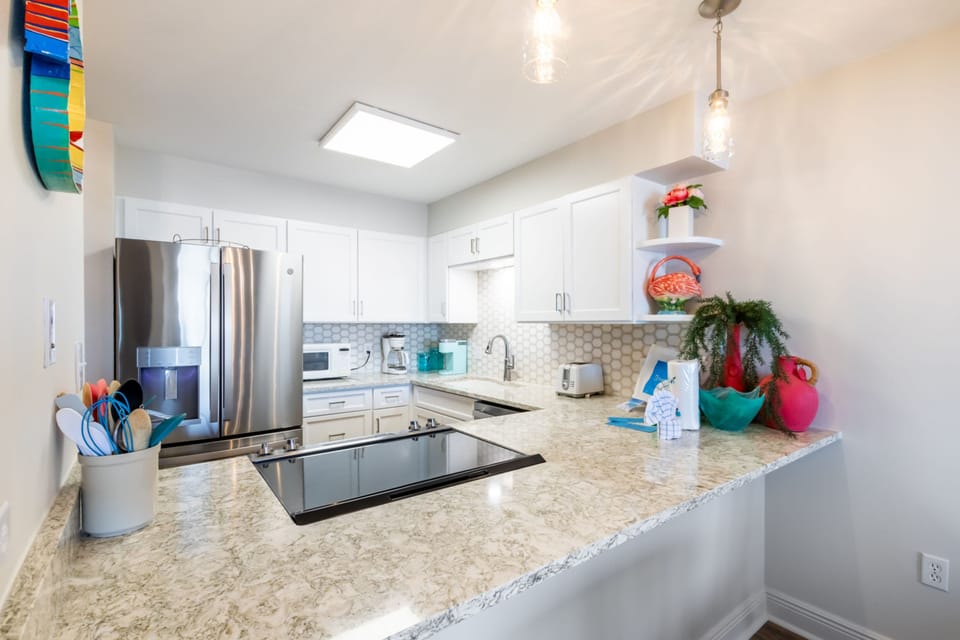 Comfort Condo, 2 Bedrooms, Balcony, Lagoon View | Private kitchen | Fridge, microwave, oven, stovetop