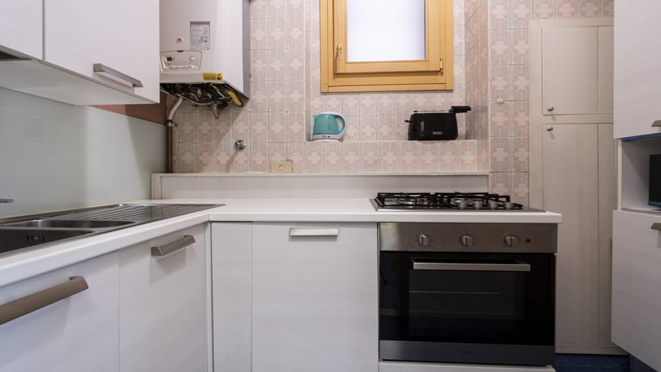 Apartment (2 Bedrooms) | Private kitchen | Microwave, oven