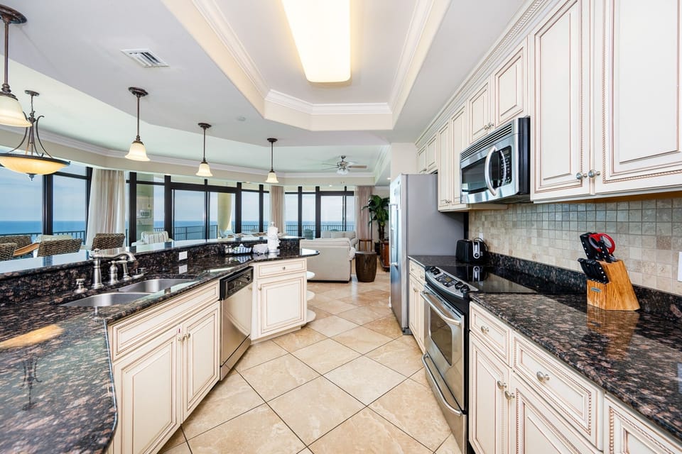 Condo, 4 Bedrooms | Private kitchen | Coffee/tea maker, fridge, oven